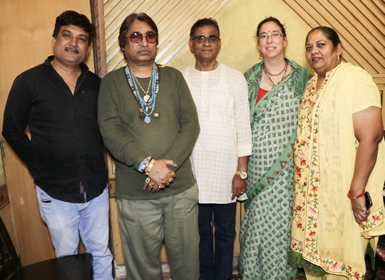 संगीतकार दिलीप सेन ने अमरीका के सिंगर सूर्या कुमार दास की आवाज़ में मेलोडियस गाने रिकॉर्ड किए