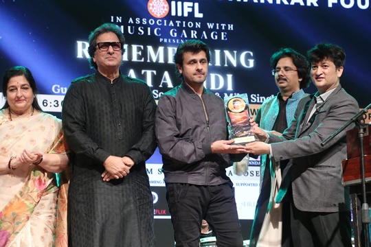 Sonu Nigam – Mika Singh shared the stage in the program organized in memory of Bharat Ratna Lata Didi